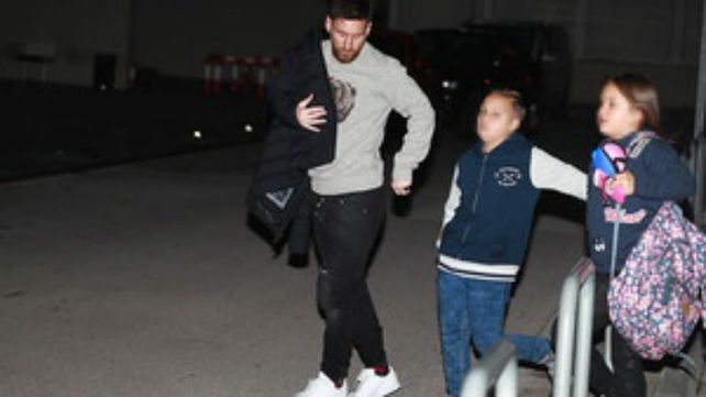 Messi junto a sus sobrinos toma el vuelo que lo trae al país.