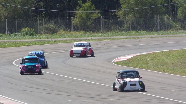 Acompañó. El CE 850 fue el complemento de la jornada de domingo en el trazado de Concepción del Uruguay.&nbsp;