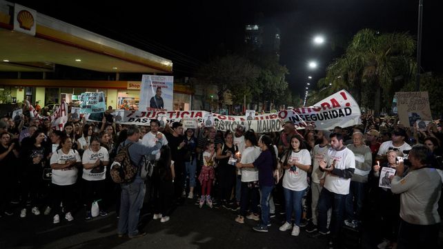 La estación de servicios de 27 de Febrero y Corrientes, donde trabajaba como playero mauro Villamil. Familiares, amigos y vecinos marcharon para pedir justicia por el joven de 36 años asesinado. 