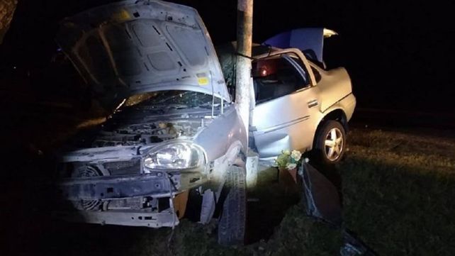 Auto quedó incrustado contra una columna en el acceso a Viale