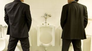 Un juez ratificó el derecho de los hombres a orinar de pie adentro o afuera del inodoro