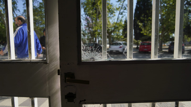 El impacto de bala en la puerta del municipio. La bala se estrelló en el interior de una oficina administrativa