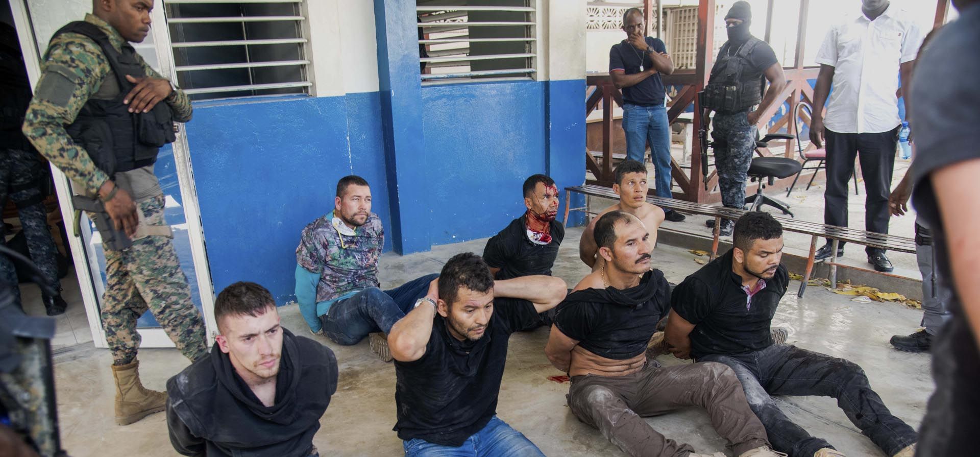 Guardia policial detuvo a sospechosos del asesinato del presidente de Haití, Jovenel Moise, en la Dirección General de la Policía en Puerto Príncipe, Haití, el jueves 8 de julio de 2021. Moïse fue asesinado en un ataque a su residencia privada por un grupo comando. Foto: AP