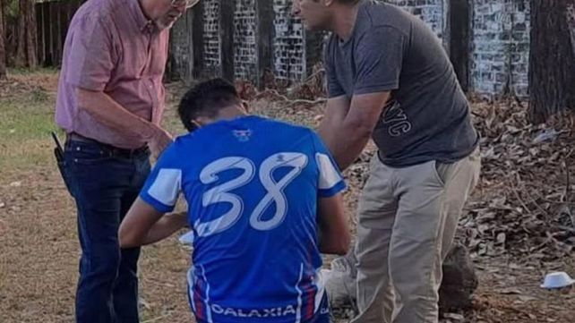 Quién es el santafesino que firmó su contrato sentado en un tronco en El Salvador