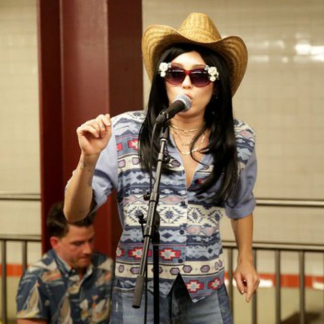 Miley Cyrus sorprendió al cantar disfrazada en un show callejero en el subte de Nueva York