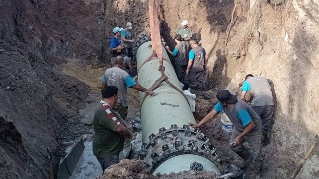 La Municipalidad de Paraná reparó el caño maestro de agua en avenida Don Bosco.
