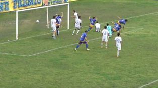 Después de un córner a favor, llegó el tiro de esquina en contra y el gol de Leandro N. Alem a los 5 minutos. Al toque a Argentino le harían el segundo.