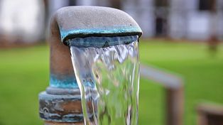 Acceso. Más de 2.000 millones de personas carecen de acceso al agua potable o al saneamiento.