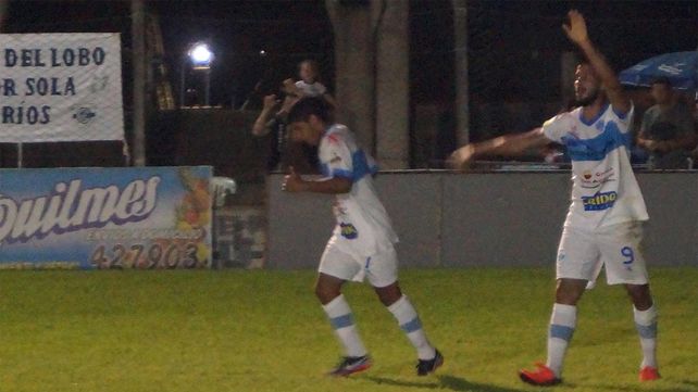 Gonzalo Sosa le dio el triunfo al Lobo uruguayense al conseguir su gol en la primera parte del cotejo. &nbsp;