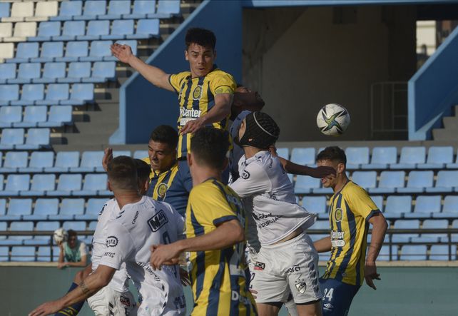 Almada salta alto y bsca ganarse otra vez la confianza de Tevez para poder ser titular.&nbsp;