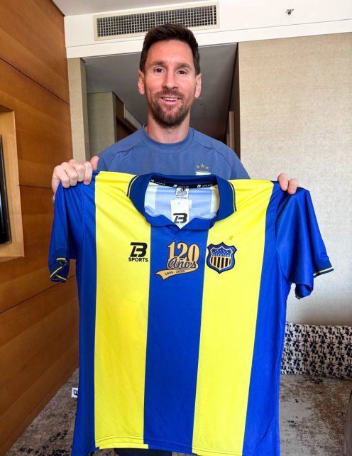 Messi posando con la camiseta de Everton de La Plata.&nbsp;