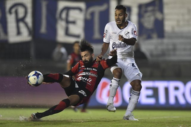Nicolás Bertochi el auto del gol de Patronato impactando el balón. Foto Télam.&nbsp;