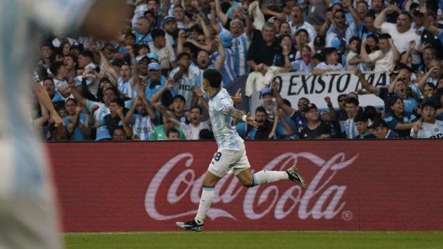 En un partidazo, Racing superó sobre la hora a River y pasó a los cuartos de final