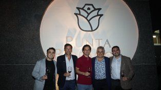 Juan Pablo Murgia y Marcelo Sernels, de Rutini Wines, junto a Valentin, Pablo y Juan Aliendro.