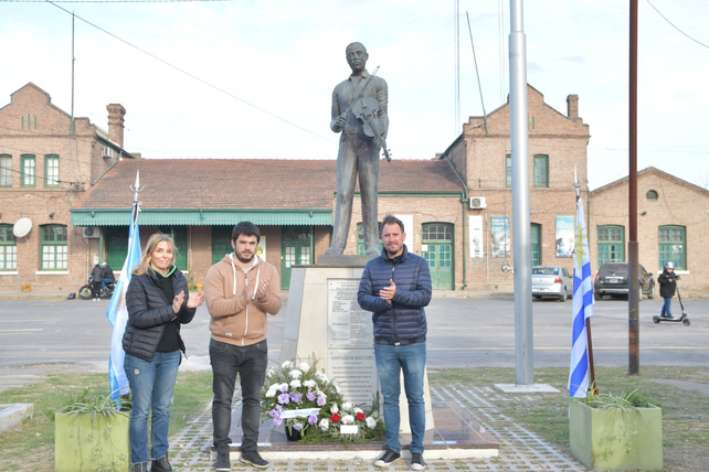 El intendente Leonel Chiarella (en el centro) junto a los concejales Juan Ignacio Pellegrini y Mariana Iturbide en el acto homenaje a Cayetano Alberto Silva.