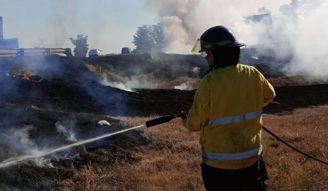 Quema de pastizales: sofocaron dos incendios en los ingresos a las autopistas a Buenos Aires y Córdoba