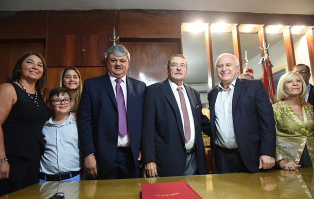 Nueva etapa. El traspaso y firma del acta fue junto a la familia de ambos intendentes y del futuro gobernador Lifschitz. (Marcelo Bustamante / La Capital)