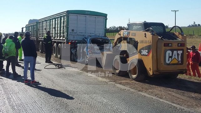 Sobrevivió automovilista atrapada con su auto entre dos camiones