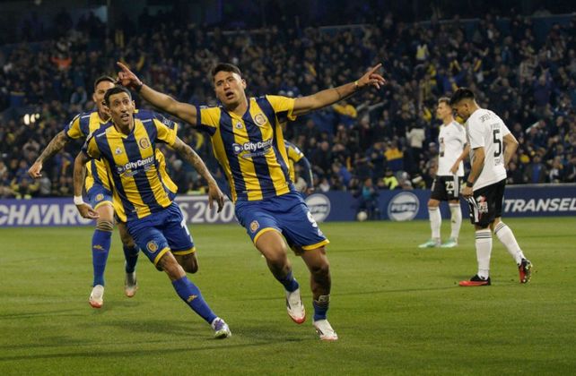 Alejo Veliz corre en el festejo ante Riestra, tras convertir su primer gol en esta etapa. Fideo lo acompaña.