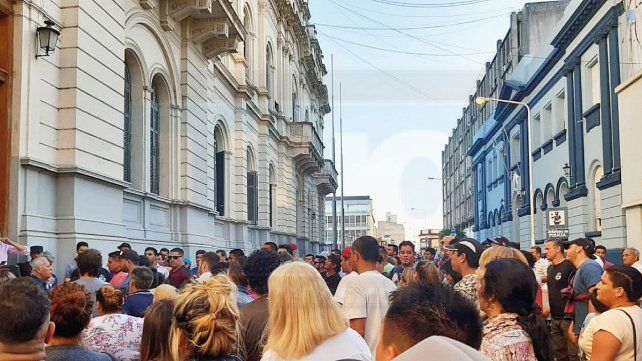 Movilizados. Los municipales llegaron a Casa de Gobierno a expresar su rechazo al proyecto.