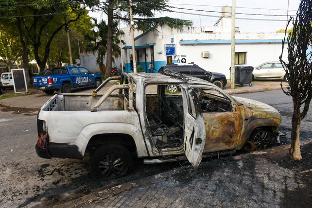 La camioneta policial incendiada frente a la seccional 15ª. Fue poco antes de las 3 de este miércoles.&nbsp;