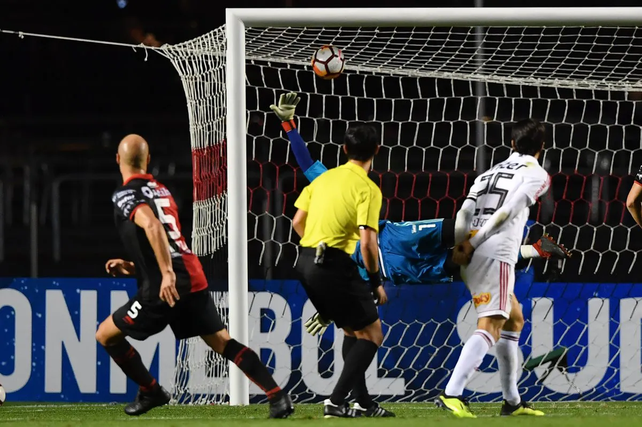 El instante en que Matías Fritzler convierte el gol para el triunfo histórico de Colón ante el San Pablo.