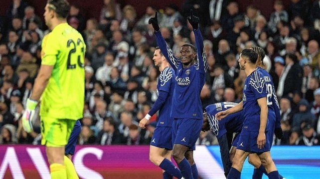 El Dibu Martínez titular en la vuelta de su equipo ante el PSG.