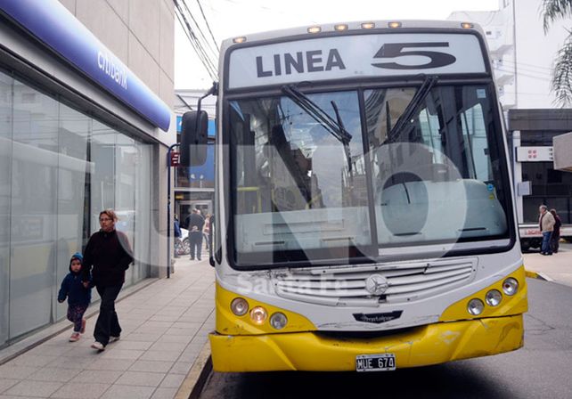 Un colectivo embistió a una camioneta que terminó en la vereda de un banco en pleno centro