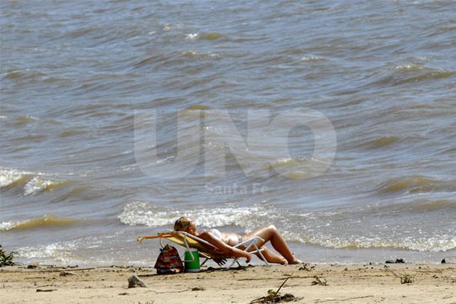 En pleno invierno, la gente disfrutó del calor en la playa
