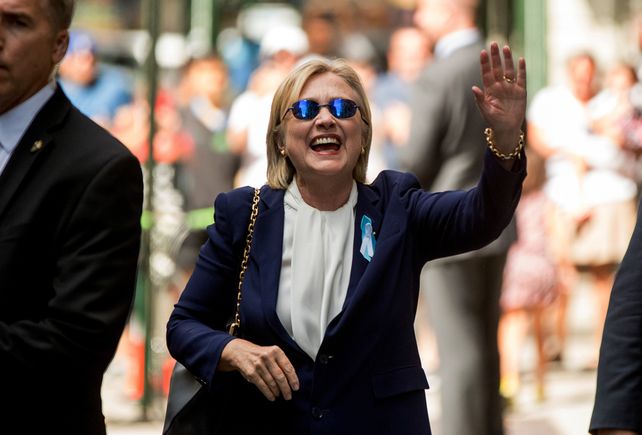 Estoy bien. Clinton se mostró recuperada el domingo