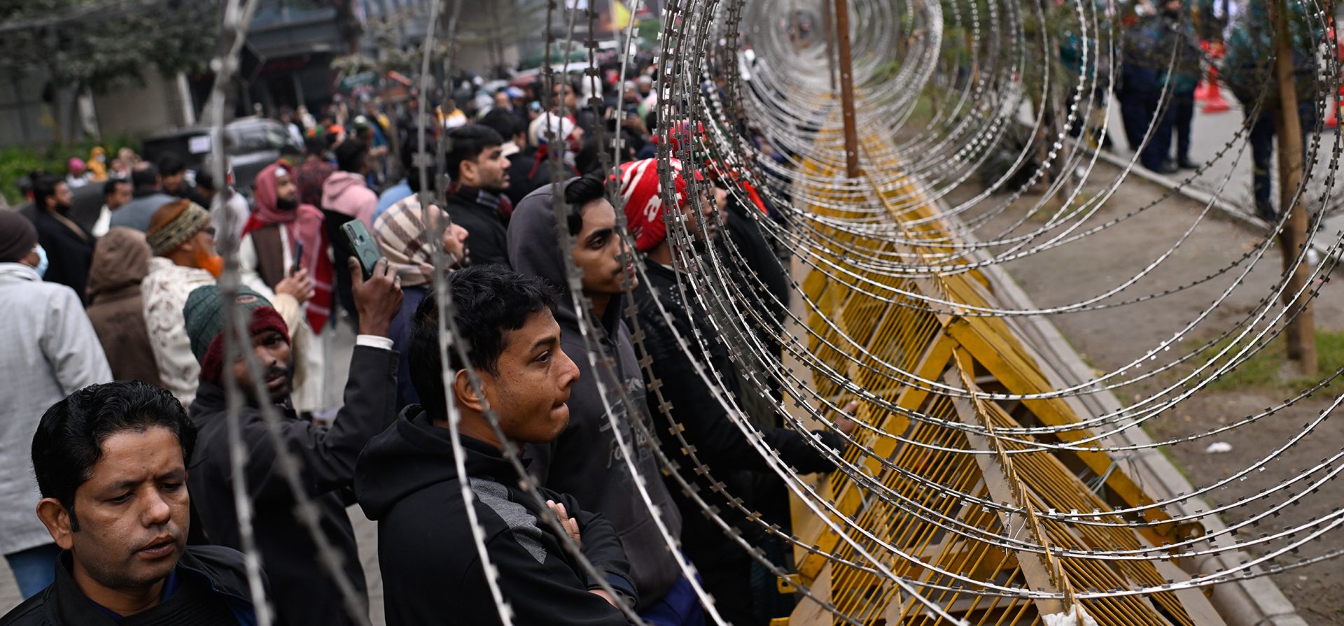 La gente se reúne tras barricadas afuera del hospital donde murió la ex primera ministra de Bangladesh, Khaleda Zia, en Dhaka, Bangladesh, el martes 30 de diciembre de 2025. (Foto AP/Mahmud Hossain Opu)) La gente se reúne tras barricadas afuera del hospital donde murió la ex primera ministra de Bangladesh, Khaleda Zia, en Dhaka, Bangladesh, el martes 30 de diciembre de 2025. (Foto AP/Mahmud Hossain Opu))