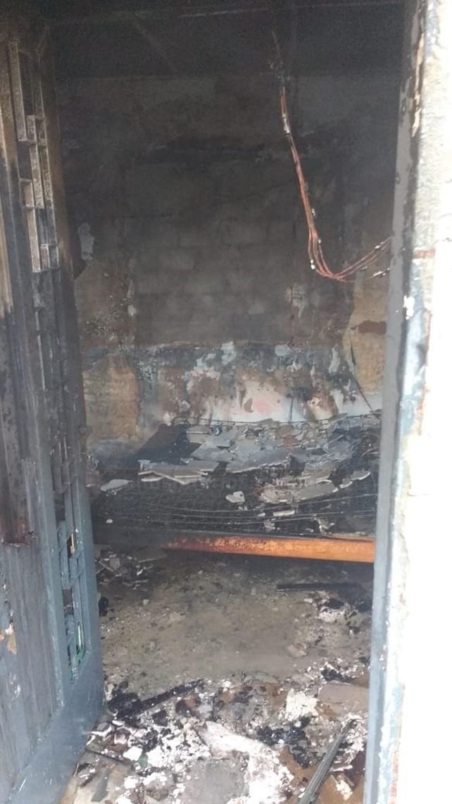 Pedido de captura. La Policía busca al acusado de intento de femicidio y por el incendio intencional.