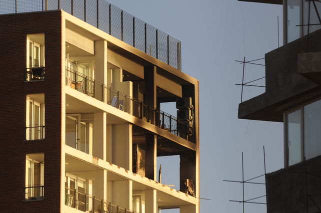 La explosión dejó sus marcas sobre la fachada del edificio. (Foto: Sergio Toriggino).