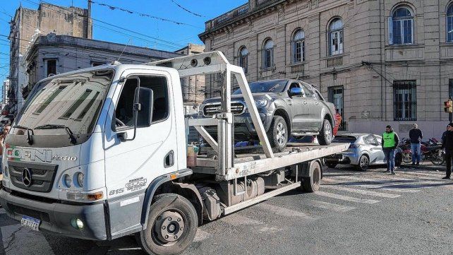 Comenzó el traslado de los más de 1.200 vehículos abandonados en comisarías: las próximas seccionales a intervenir