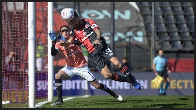 Socco despeja en su área.