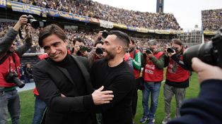 En paz. Sanguinetti y Tevez se saludan después del partido.