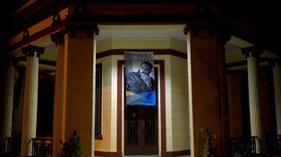 La Casa de Gobierno en La Havana, esta madrugada, con una imagen del expresidente en su frente.