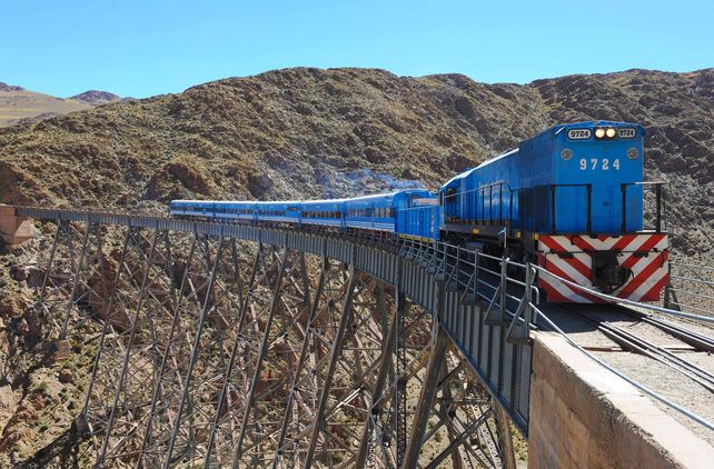 El recorrido en el Tren a las Nubes exhibe paisajes de puna, montañas de colores, viaductos, túneles y puentes espectaculares.