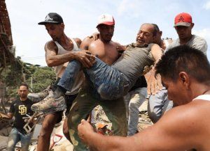 Suben a 1.430 los muertos por los terremotos en Venezuela