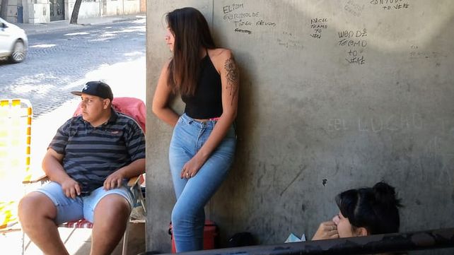 Familiares de Candela aguardan novedades sobre el estado de salud de la joven (Imágenes: Silvina Salinas / La Capital)