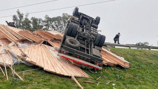 vuelco-camion-circunvalacionjpg