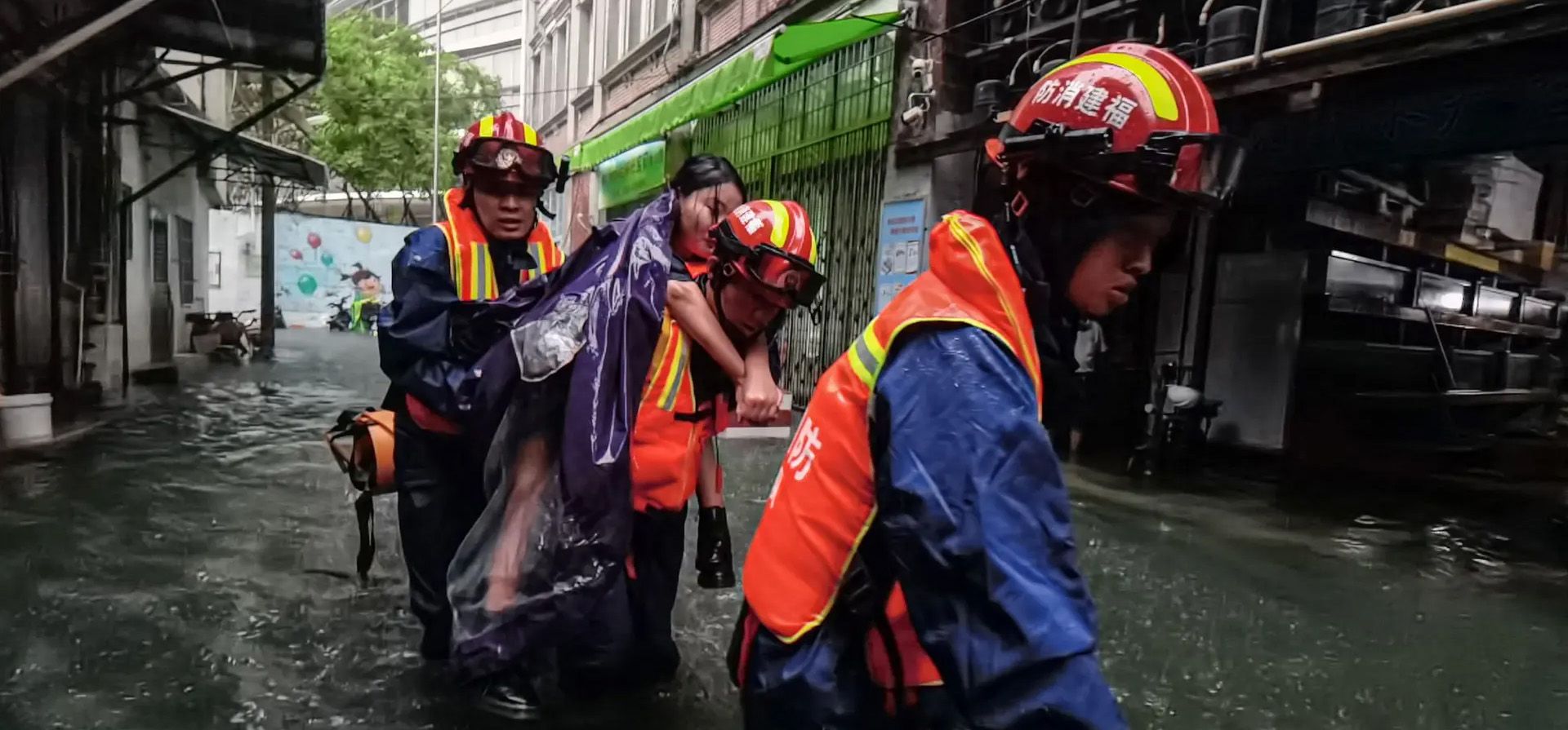 Xiamen, China. El personal de rescate evacua a los residentes en una zona inundada de las fuertes lluvias causadas por el tifón Haikui en la provincia sureña de Fujian. Fotografía: AFP/Getty Images Xiamen, China. El personal de rescate evacua a los residentes en una zona inundada de las fuertes lluvias causadas por el tifón Haikui en la provincia sureña de Fujian. Fotografía: AFP/Getty Images