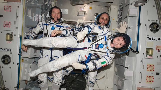 Samantha Cristoforetti tiene 44 años y ya estuvo en órbita en la ISS durante 199 días.