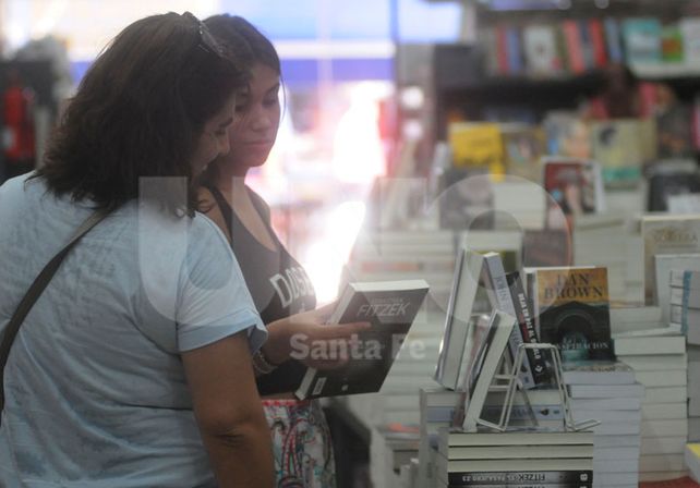 La mayoría de los compradores opta por pasar un largo rato en la librería para elegir bien. Foto: J. Busiemi