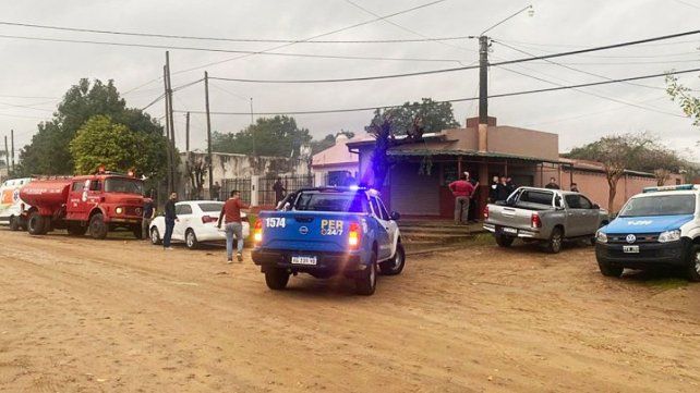 Un hombre fue demorado como sospechoso por el crimen de una mujer. Los bomberos encontraron una mujer muerta a puñaladas y un anciano herido con quemaduras