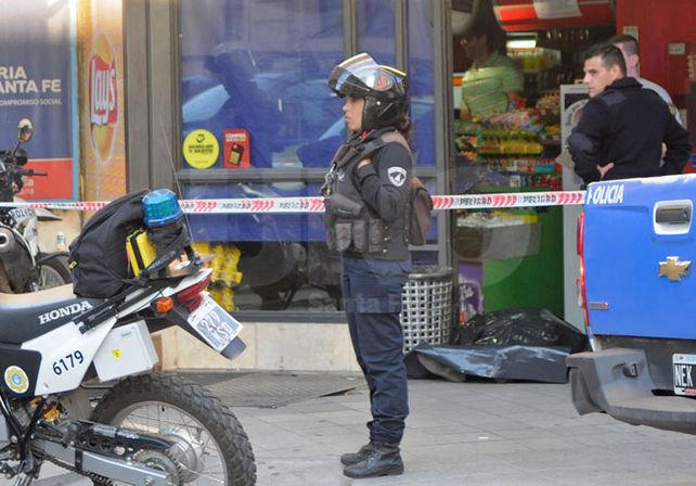 Investigan la causa que produjo la muerte de un hombre en el microcentro santafesino