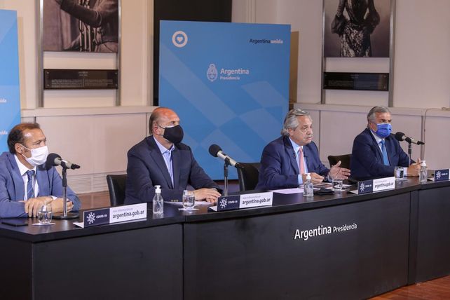 Fernández dijo que se restringirá la circulación en 18 distritos acompañado de gobernadores