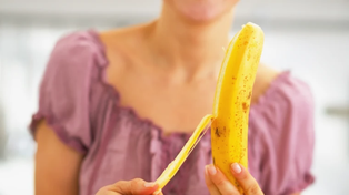 La cáscara de banana tiene múltiples beneficios y funciones para el ambiente, el cuerpo y distintos elementos.