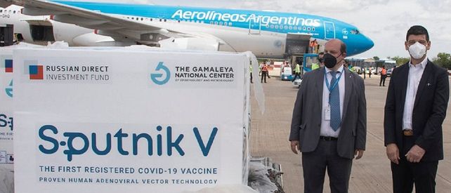 El arribo de uno de los pocos cargamentos de la vacuna. Sobre 5 a 10 millones de dosis prometidas solo han llegado 880.000.