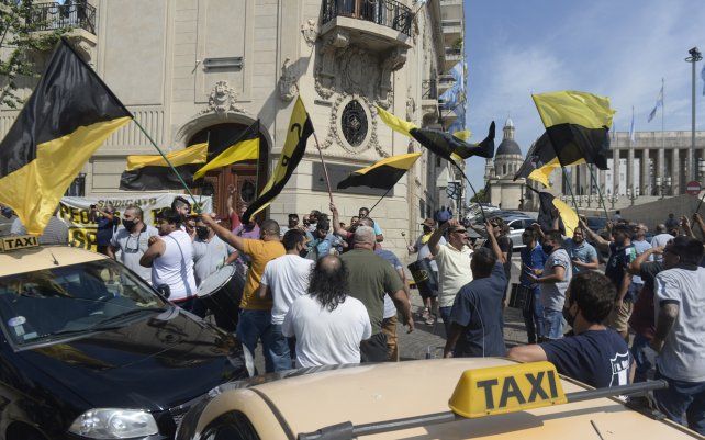 Taxistas protestaron frente al Concejo contra el desembarco de Uber en Rosario.